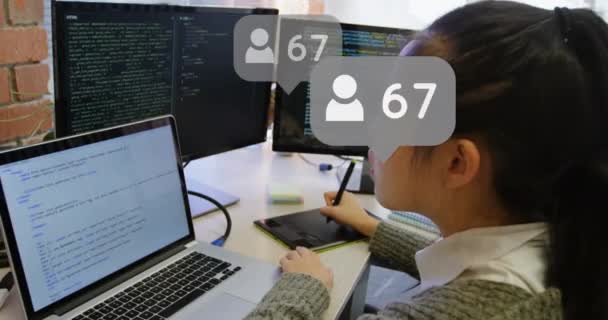 Animering Ikoner Och Siffror Över Kvinnan Med Hjälp Surfplatta Och — Stockvideo