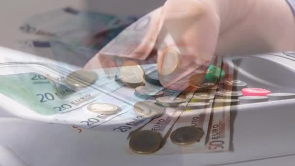 Fizetési Terminállal Rendelkező Kaukázusi Férfi Kezére Hulló Eurobankjegyek Érmék Animációja — Stock videók
