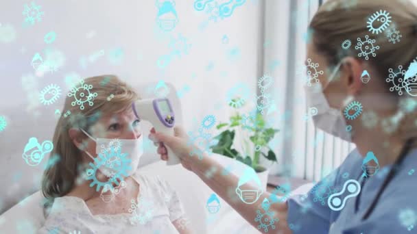 Animacja Komórek Wirusa Białej Starszej Kobiecie Pielęgniarce Maskach Globalna Koncepcja — Wideo stockowe
