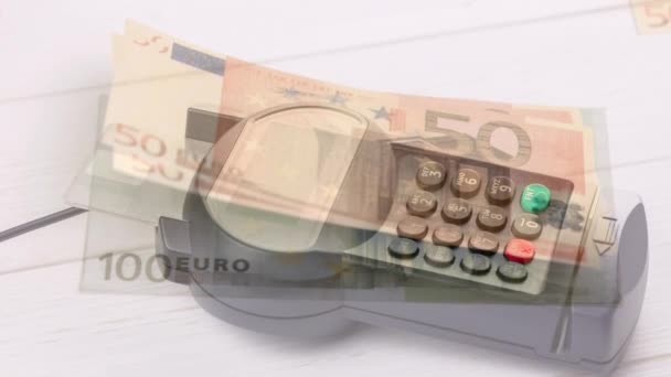 ユーロ紙幣のアニメーションは決済端末上に落ちる 現金支払いの安全性デジタル生成ビデオなし — ストック動画