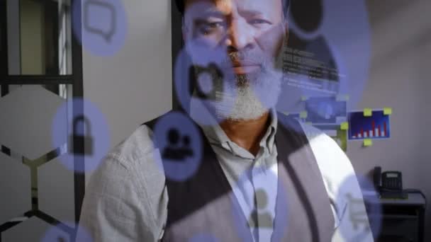 Animering Databehandling Och Sociala Medier Ikoner Över Afrikansk Amerikansk Man — Stockvideo