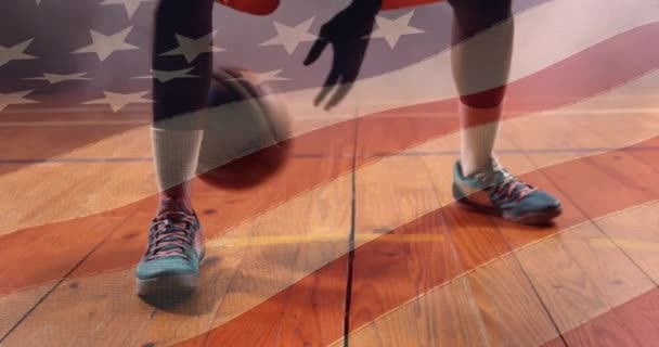 Animacja Flagi Stanów Zjednoczonych Ameryki Nad Amerykańskim Koszykarzem Amerykański Patriotyzm — Wideo stockowe