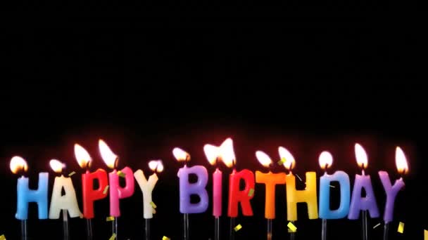 黒を背景にした幸せな誕生日のテキストカラフルな燃焼キャンドル 誕生日パーティーやお祝いのコンセプト — ストック動画