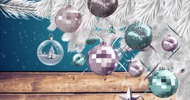 Kar Yağarken Süslenmiş Noel Ağacı Animasyonu Mavi Arka Planda Takılar — Stok video
