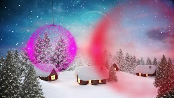 Flera Grannlåt Dekorationer Hängande Mot Snö Faller Över Vinterlandskapet Jul — Stockvideo