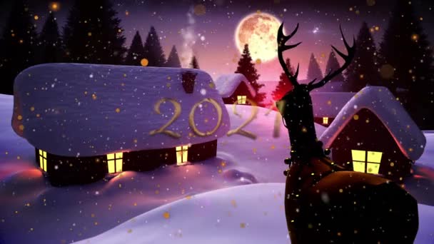 2021年 白雪上的文字和黄斑与夜空中的月亮相映成趣 覆盖了冬季的风景 圣诞节和新年庆祝活动的概念 — 图库视频影像