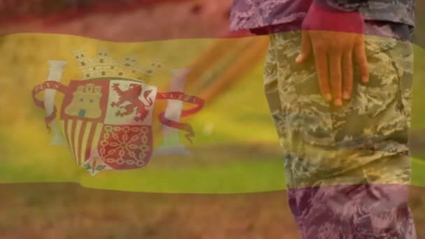 挥动着西班牙国旗在高加索士兵上空飘扬 武装部队 公共防御 爱国主义和独立概念数码视频 — 图库视频影像
