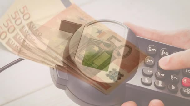 Fizetési Terminállal Rendelkező Kaukázusi Férfi Kezére Hulló Eurobankjegyek Animációja Pénzügy — Stock videók