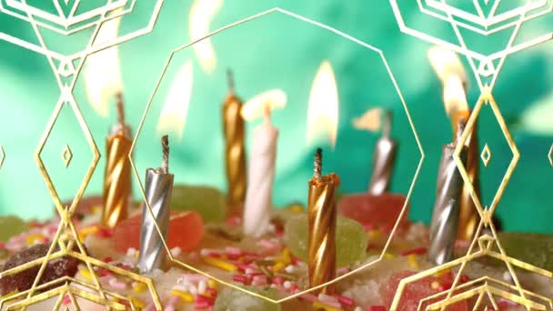 在蛋糕上点燃蜡烛时 金色的装饰性框架被设计出来 聚会和庆祝概念 — 图库视频影像