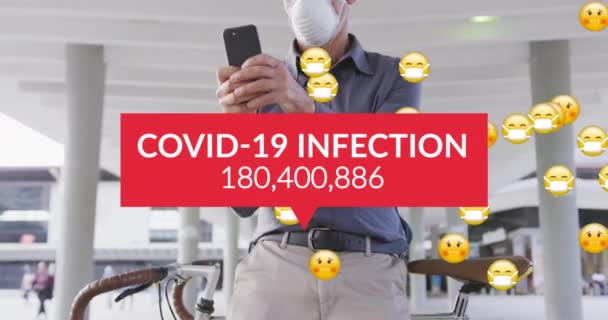 フェイスマスクを身に着けている先輩の上に鮮やかな19テキストのアニメーション グローバルCovid 19パンデミックと予防接種の概念デジタルで生成されたビデオ — ストック動画