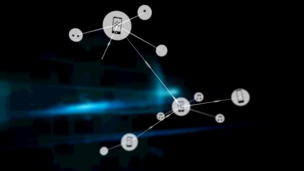 黒の背景に青の図形上のアイコンとの接続のネットワークのアニメーション 世界規模の接続 データ処理 デジタルインターフェースの概念デジタル生成ビデオ — ストック動画