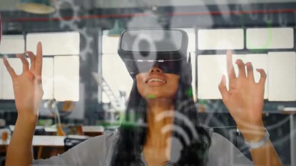 オフィスでVrヘッドセットを身に着けている女性に対する複数のデジタルアイコン ビジネスとテクノロジーの未来的な概念 — ストック動画
