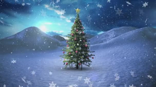 Sneeuw Valt Kerstboom Winterlandschap Tegen Wolken Lucht Kerstfeest Viering Concept — Stockvideo