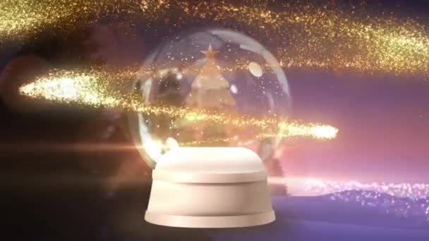 Gyllene Skjutstjärnor Snurrar Runt Julgranen Snöglob Mot Vinterlandskapet Jul Festlighet — Stockvideo