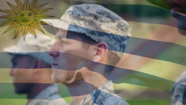 Animação Bandeira Uruguai Acenando Sobre Soldados Caucasianos Forças Armadas Defesa — Vídeo de Stock
