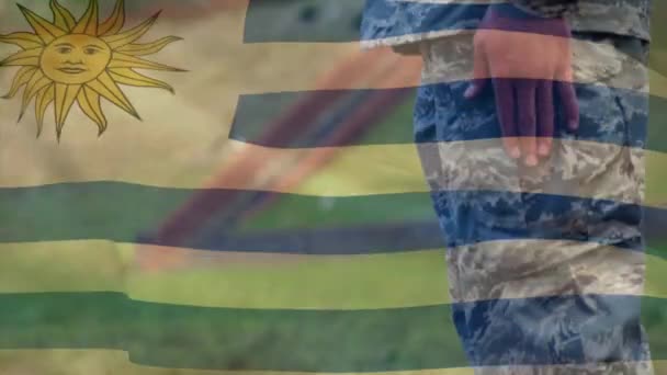Анимация Флага Уругвая Машущего Над Кавказским Солдатом Вооруженные Силы Общественная — стоковое видео