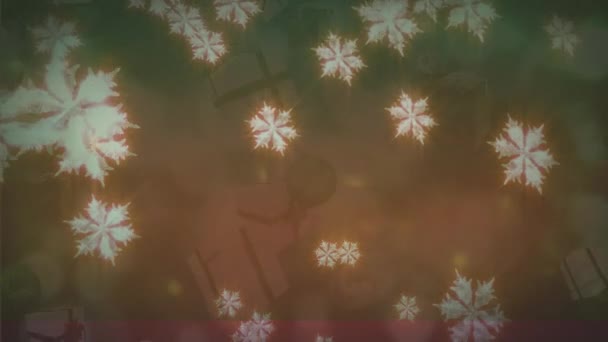 雪とクリスマスの贈り物のアニメーションは 緑の背景にぼやけた光の上に落ちます クリスマス お祝いのコンセプトをデジタルで — ストック動画