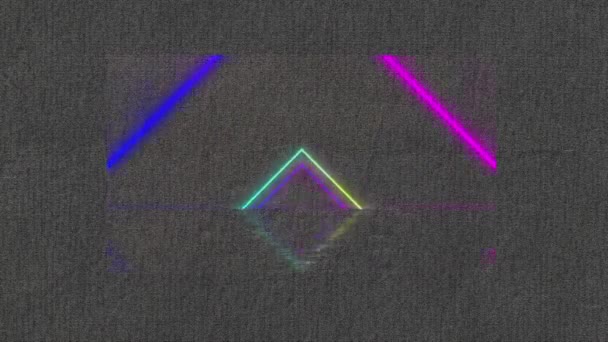 Animering Färgglada Neon Trianglar Grå Bakgrund Sociala Medier Och Kommunikationsgränssnitt — Stockvideo