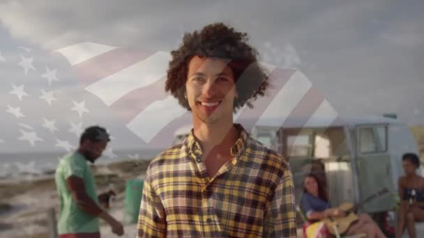 Animace Vlající Vlajky Usa Nad Skupinou Přátel Baví Pláži Cestování — Stock video