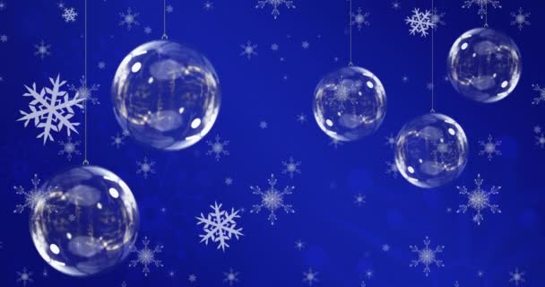 Animace Vánočních Míčků Přes Sněhové Vločky Modrém Pozadí Vánoční Tradiční — Stock video