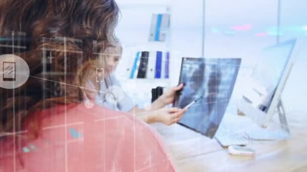 Animering Nätverk Anslutningar Över Olika Läkare Och Patient Inspektera Röntgen — Stockvideo