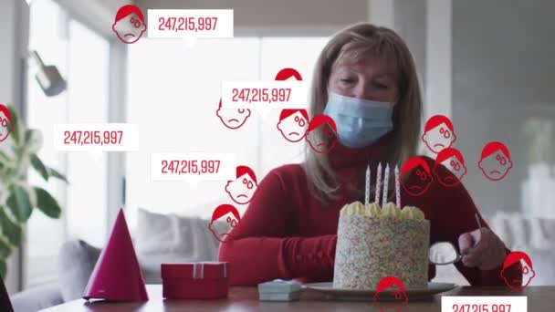 为庆祝生日而对身穿面具的高加索老年妇女的数字和图标进行的动画 全球联盟19大流行病概念数码视频 — 图库视频影像