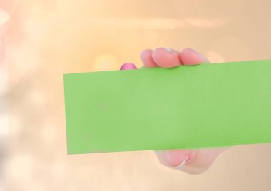 Elinde yeşil bir pankart, üzerinde fotokopi alanı olan sarı renkteki ışıklara karşı duruyor. Göğüs kanseri farkındalığı kavramı