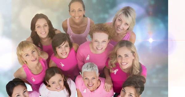 俯瞰一群身穿粉色缎带袖子的多姿多彩女性微笑着 乳腺癌意识和技术概念 — 图库照片