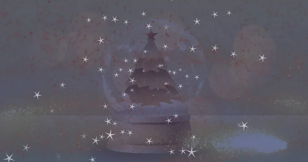 Gri Arkaplanda Kar Küresinin Üzerine Düşen Yıldızların Görüntüsü Noel Gelenek — Stok fotoğraf