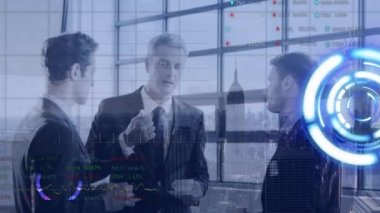 Beyaz iş adamlarından oluşan bir grubun finansal veri işleme çalışmalarının animasyonu. küresel iş, finans, bağlantılar ve dijital arayüz konsepti dijital olarak oluşturulmuş video.