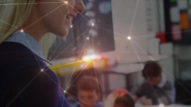 Çeşitli öğretmenler ve okul çocukları üzerindeki bağlantı ağının animasyonu. küresel eğitim, bağlantılar, veri işleme ve teknoloji konsepti dijital olarak oluşturulmuş video.