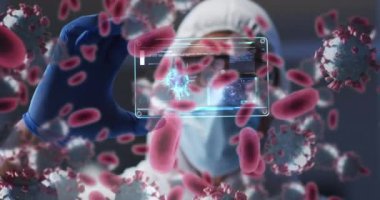 Tıbbi veri işleme ekranıyla ekranı tutan erkek doktor üzerinde kovid hücrelerin animasyonu. küresel covid 19 salgın konsepti dijital olarak oluşturulmuş video.