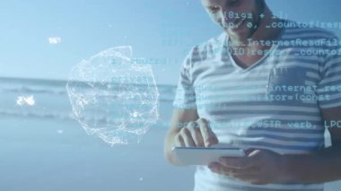 Akıllı telefon kullanarak melez ırk üzerinden veri işleme ve küre animasyonu. küresel iletişim, veri paylaşımı ve dijital arayüz kavramı, dijital olarak oluşturulmuş video.