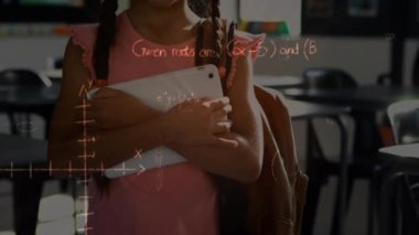 Matematiksel denklemlerin tablet kullanılarak okul kızı üzerinden canlandırılması. eğitim ve öğrenim konsepti dijital olarak oluşturulmuş video.
