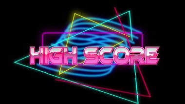 Siyah zemin üzerinde ışık izleri üzerinden yüksek skorlu metin animasyonu. Video oyunu, eğlence ve dijital arayüz kavramı dijital olarak oluşturuldu.
