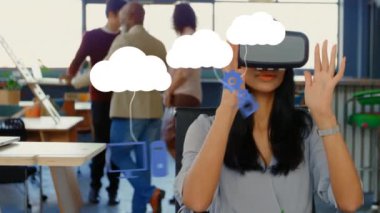 VR kulaklık takan melez bir kadının sosyal medya simgelerinin animasyonu. küresel dijital arayüz, teknoloji ve sosyal medya konsepti dijital olarak oluşturulmuş video.