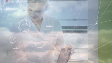 Çeşitli öğretmenler ve okul çocukları üzerindeki bağlantı ağının animasyonu. küresel eğitim, bağlantılar, veri işleme ve teknoloji konsepti dijital olarak oluşturulmuş video.