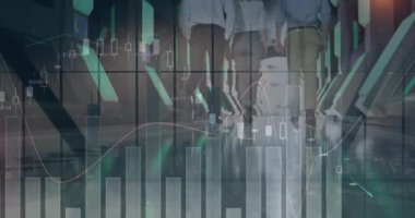 Modern ofiste yürüyen çeşitli iş adamları üzerinde finansal veri işleme animasyonu. küresel iş, finans, bağlantılar ve dijital arayüz konsepti dijital olarak oluşturulmuş video.