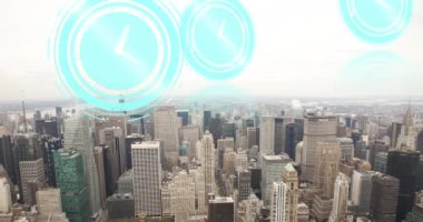 Şehir manzarası üzerinde hareket eden saatlerin animasyonu. küresel iş, veri işleme ve dijital arayüz kavramı dijital olarak oluşturulmuş video.