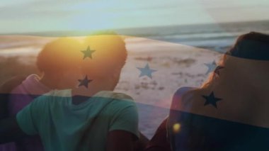 Sahilde eğlenen bir grup arkadaş üzerine Honduras bayrağı sallamanın animasyonu. seyahat, tatiller, vatanseverlik ve dijital olarak üretilen video konsepti.