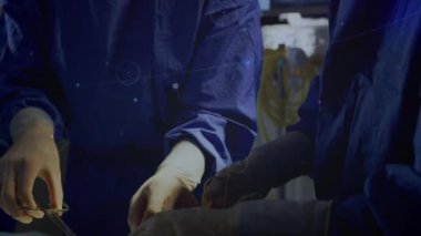 Ameliyathanedeki cerrahlar üzerinden bağlantı ağının animasyonu. Dijital olarak üretilen tıbbi ve sağlık teknolojisi kavramı.