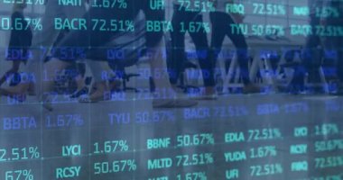 Modern ofiste yürüyen iş adamları üzerinde finansal veri işleme animasyonu. küresel iş, finans, bağlantılar ve dijital arayüz konsepti dijital olarak oluşturulmuş video.