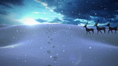Noel Baba 'nın üzerine yağan kar, ren geyiği ve kış manzaralı bir kızakla canlanıyor. Noel, gelenek ve kutlama konsepti dijital olarak oluşturuldu.