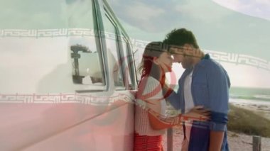 Sahilde eğlenen çiftin üzerine İran bayrağı sallamanın animasyonu. seyahat, tatiller, vatanseverlik ve dijital olarak üretilen video konsepti.