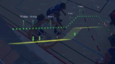 Spor salonundaki çeşitli erkek basketbol oyuncuları üzerinde finansal veri işleme animasyonu. spor, bağlantılar ve dijital arayüz konsepti dijital olarak oluşturulmuş video.