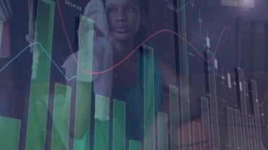 Afrika kökenli Amerikalı bayan basketbolcu üzerinden finansal veri işleme animasyonu. spor, bağlantılar ve dijital arayüz konsepti dijital olarak oluşturulmuş video.