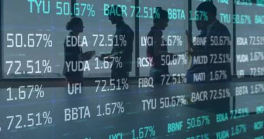 İş adamları üzerinde finansal veri işleme animasyonu. küresel iş, finans ve veri işleme kavramı dijital olarak oluşturulmuş video.