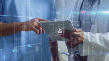 Tablet kullanan çeşitli doktorlar üzerinden bağlantı ağlarının animasyonu. küresel tıp, sağlık ve teknoloji konsepti dijital olarak üretilen video.