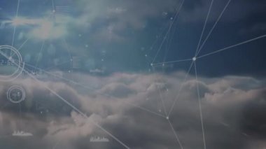 Bulutların üzerinde işlenen bağlantılar ve veri işleme ağının animasyonu. küresel iş, bağlantılar ve dijital arayüz konsepti dijital olarak oluşturulmuş video.