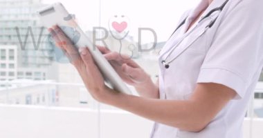 Tablet kullanan gülümseyen beyaz kadın doktor üzerine Dünya Sağlık Günü metni ve logosu animasyonu. pozitif tıbbi ve sağlık hizmetleri bilinçlendirme kampanyası konsepti dijital olarak oluşturuldu.